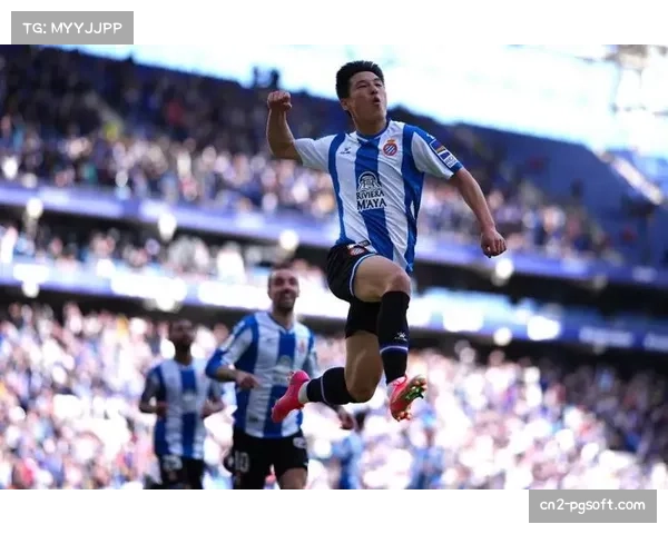 特写：前西班牙人球员达德尔攻破旧主球门后拒绝庆祝